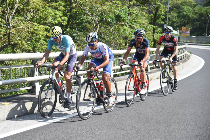 残り15km付近、4人になった逃げ集団