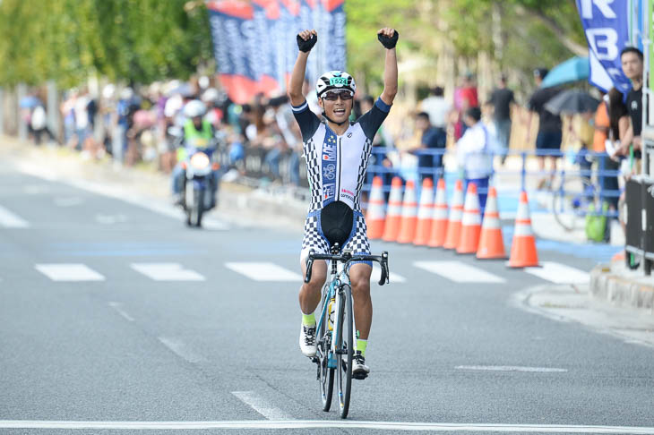 市民レース100kmアンダー39で独走優勝を飾った川田直輝(FUNNY RIDE)