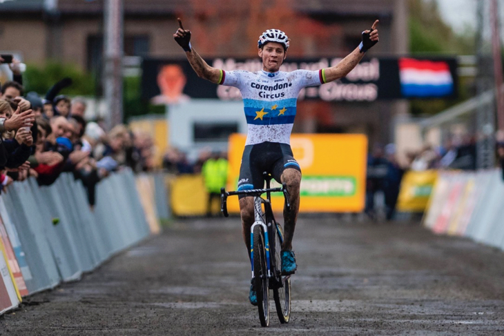 スーパープレスティージュ4連勝を飾ったマチュー・ファンデルポール(オランダ、コレンドン・サーカス)