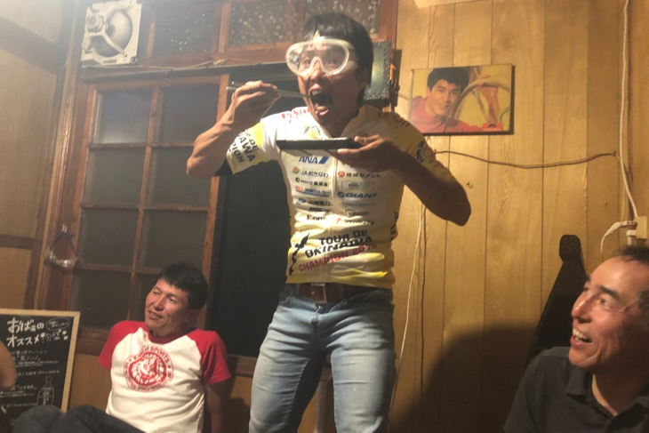 夜は焼肉屋で祝勝会!煙がすごく、ゴーグルを貸してもらう(笑)