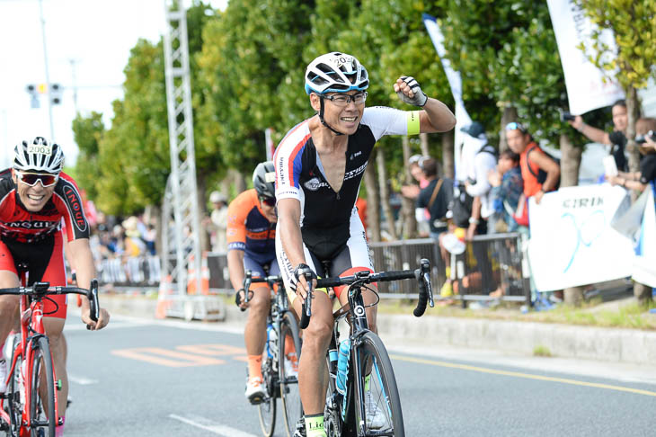市民100kmオーバー40 ガッツポーズする宿谷英男(竹芝サイクルレーシング)