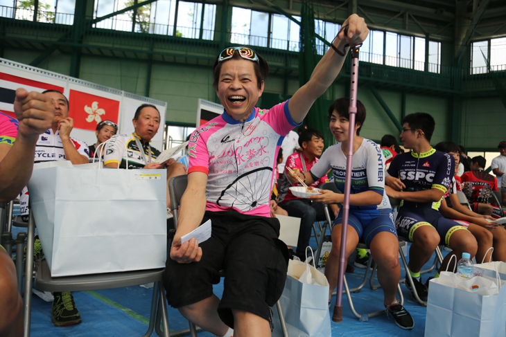 骨折の影響で杖をついての参戦となった福島雄二(ベステックス)