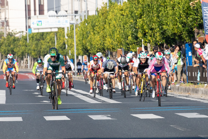 先行した選手に届くか? もう一踏みのスプリントをかける福島雄二(右/ベステックス)