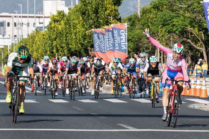 先行した選手を差し切り、勝利を挙げた福島雄二(右/ベステックス)