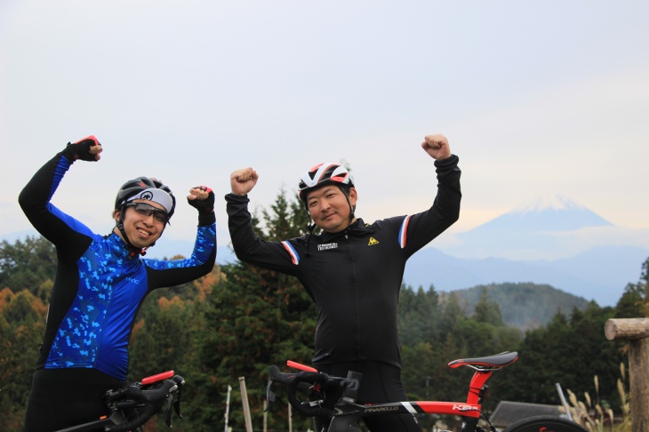 ヒルクライムチャレンジ登ってやったぜ!と元気なお二人