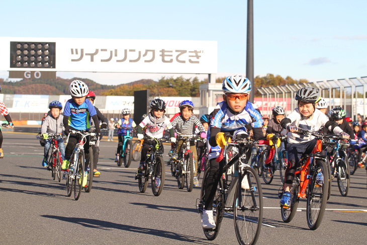 朝一の寒い中、子どもたちが元気にスタート!