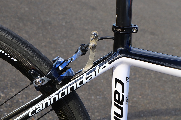 ゼッケン台座がJBCFレースを走っていたことを物語る ブレーキはDURA-ACE