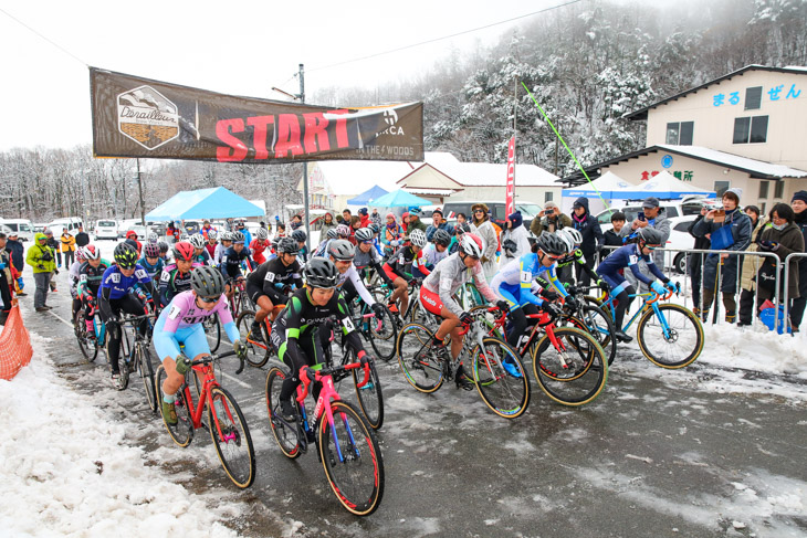 女子エリート 雪の降る中、33名がスタートを切る
