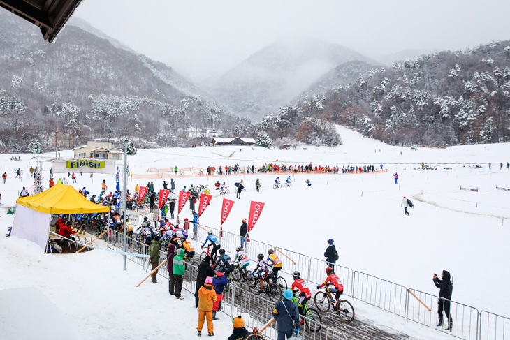 男子エリート 雪に覆われたマキノ高原の特設コース