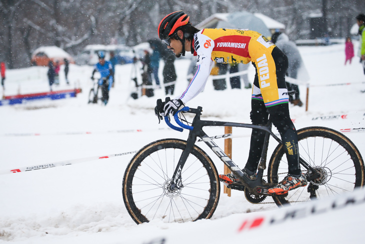 男子エリート 横山を振り切る前田公平(弱虫ペダルサイクリングチーム)