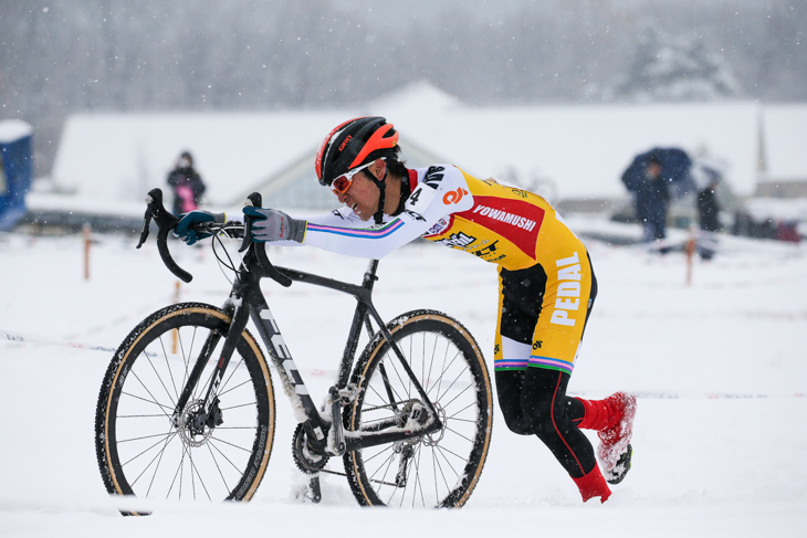 男子U23 バイクを押す2番手の江越海玖也(弱虫ペダルサイクリングチーム)