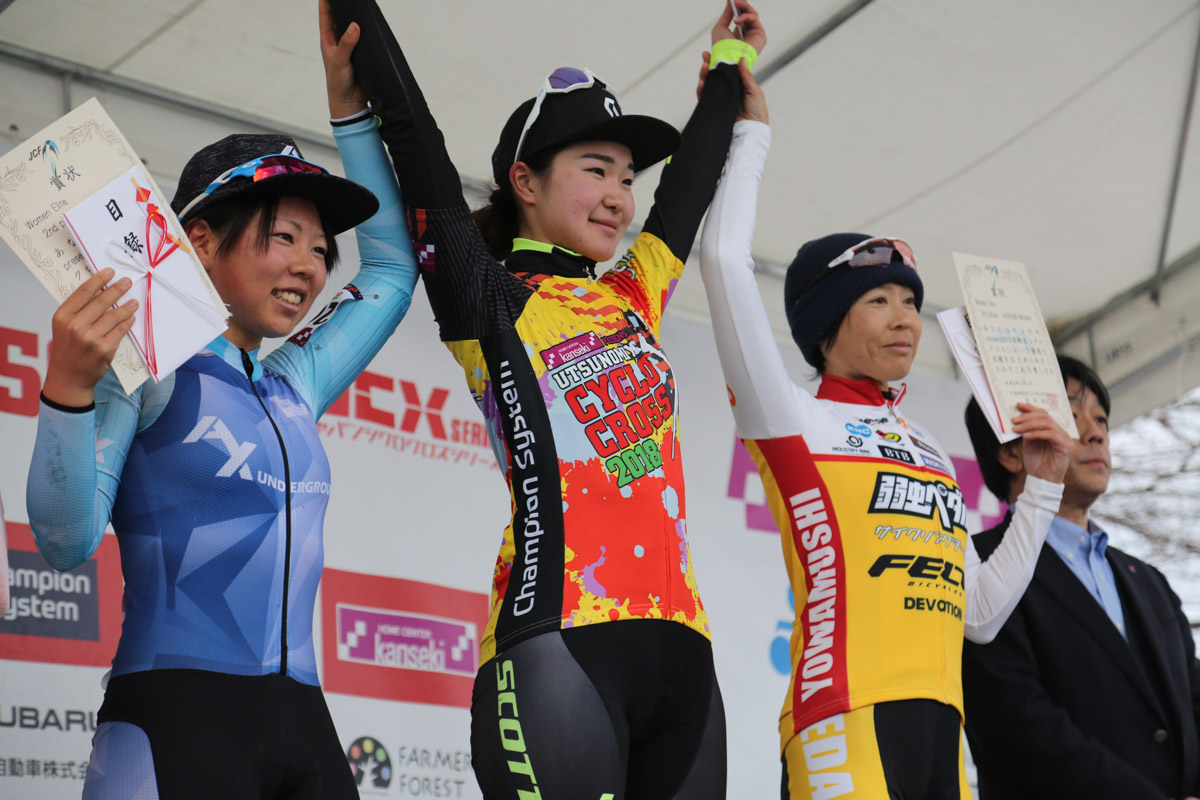 女子エリート表彰 優勝松本璃奈(TEAM SCOTT)、2位福田咲絵(AX Cyclocross Team)、3位唐見実世子(弱虫ペダルサイクリングチーム)
