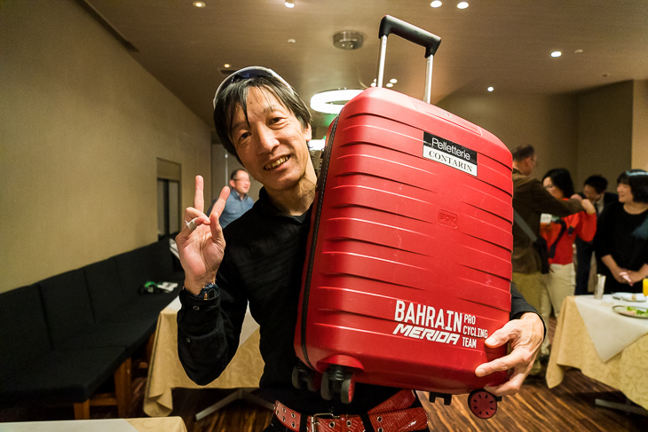 こちらの方はバーレーン・メリダの新城幸也名前入りスーツケースをゲット。もちろん本人が使っていたもの!