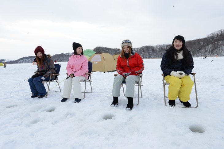 氷上でワカサギ釣りを楽しむ 釣ったワカサギはそのまま天ぷらでいただける