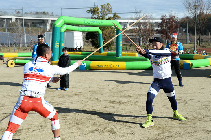 「棒の手」で兄弟対決?!