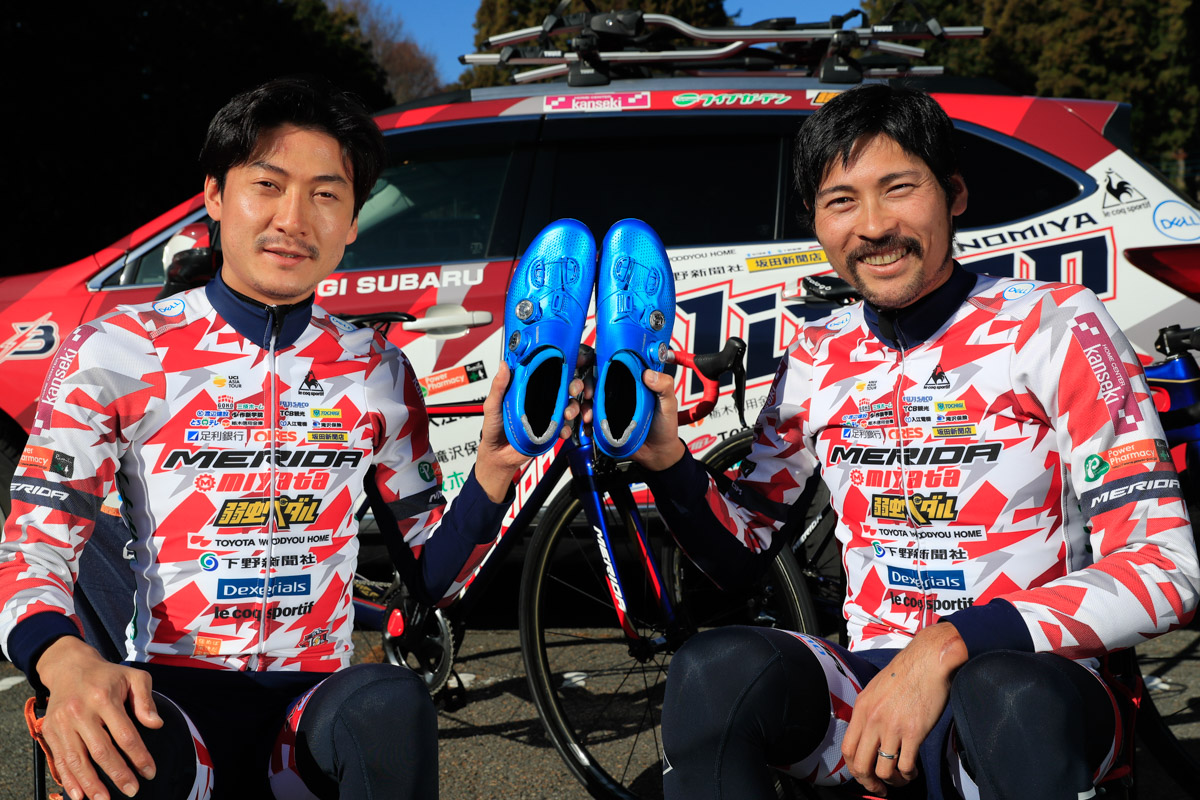 インプレッションを聞いた鈴木譲と阿部嵩之(宇都宮ブリッツェン)。二人とも長くシマノのシューズとペダルを使ってきた選手だ