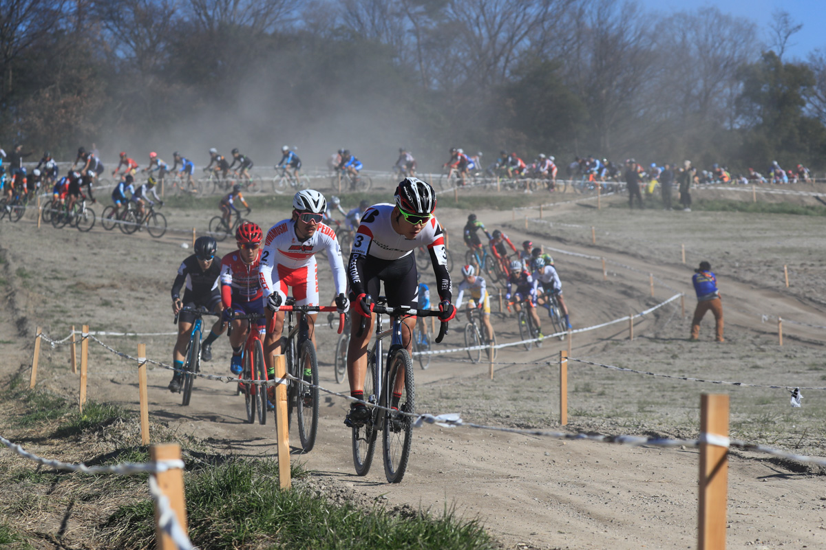 1周目序盤トップを走る沢田時(TEAM BRIDGESTONE Cycling)