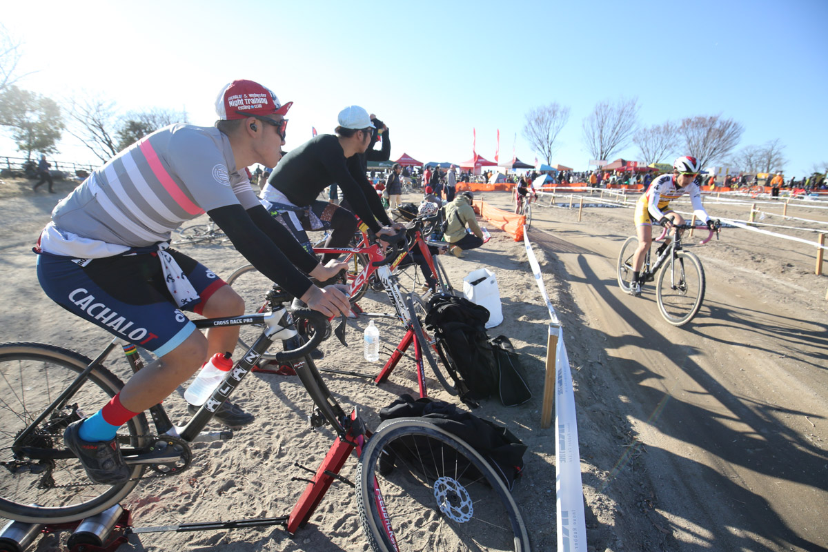 今井美穂を追って2位を行く唐見実世子(弱虫ペダルサイクリングチーム)