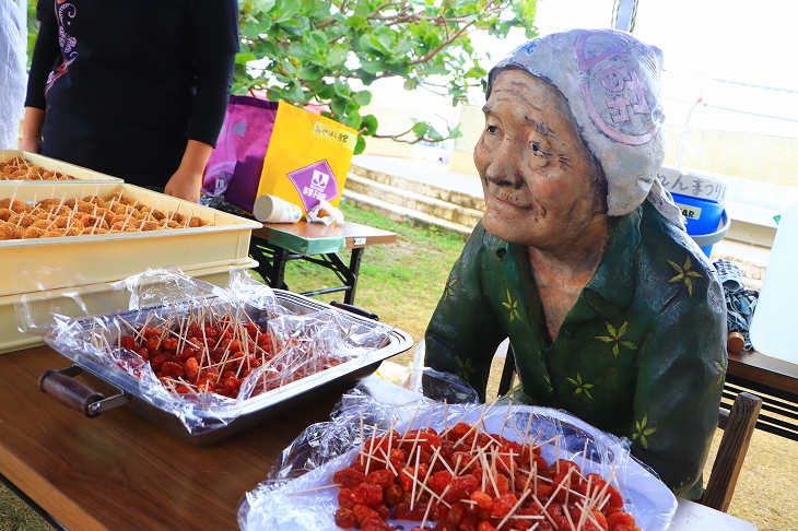 あやはし館名物のおばあちゃん、東江ツルさん。永遠の85歳だそう。ちなみに伊計島出身とのこと。