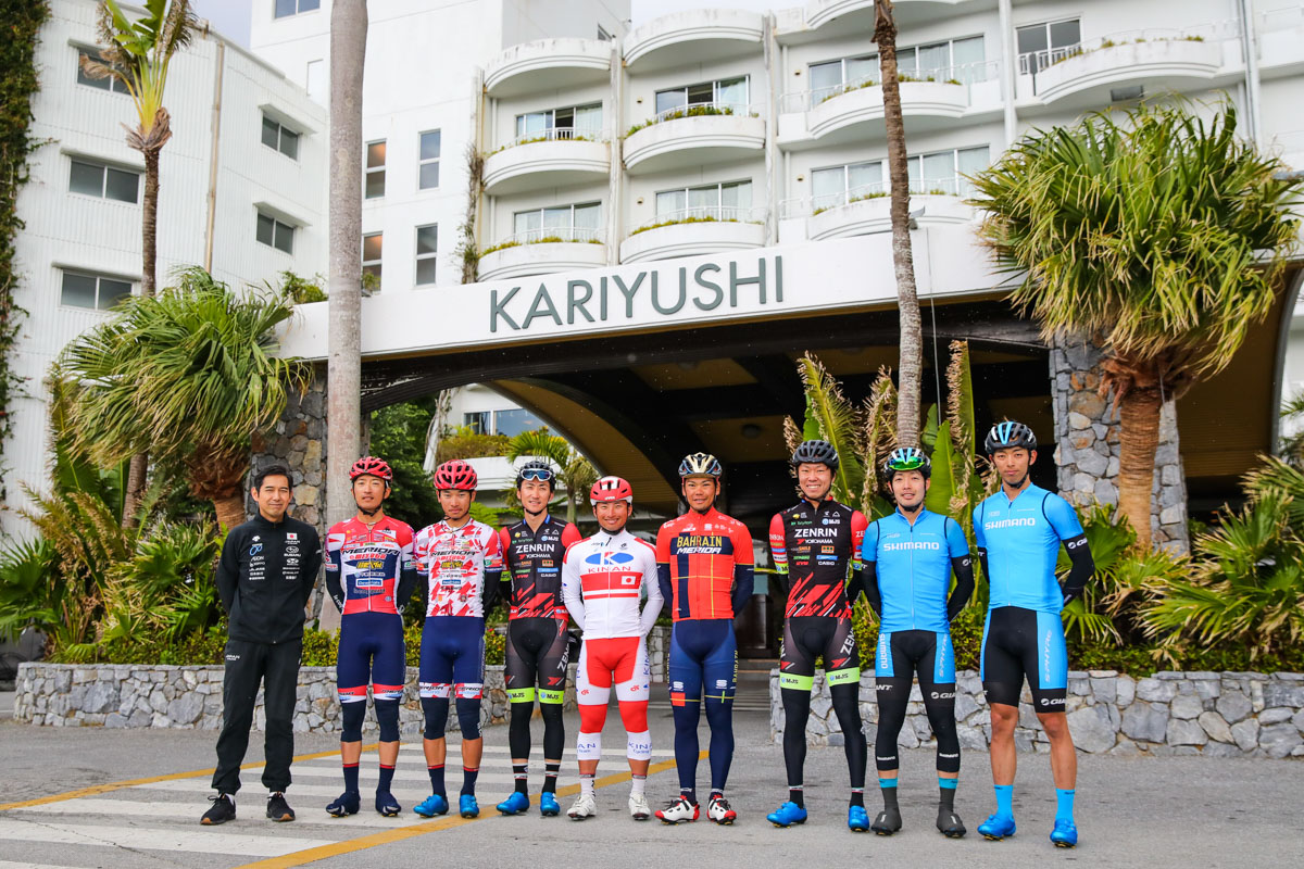 ナショナルチームの沖縄合宿に参加した山本元喜(中央)