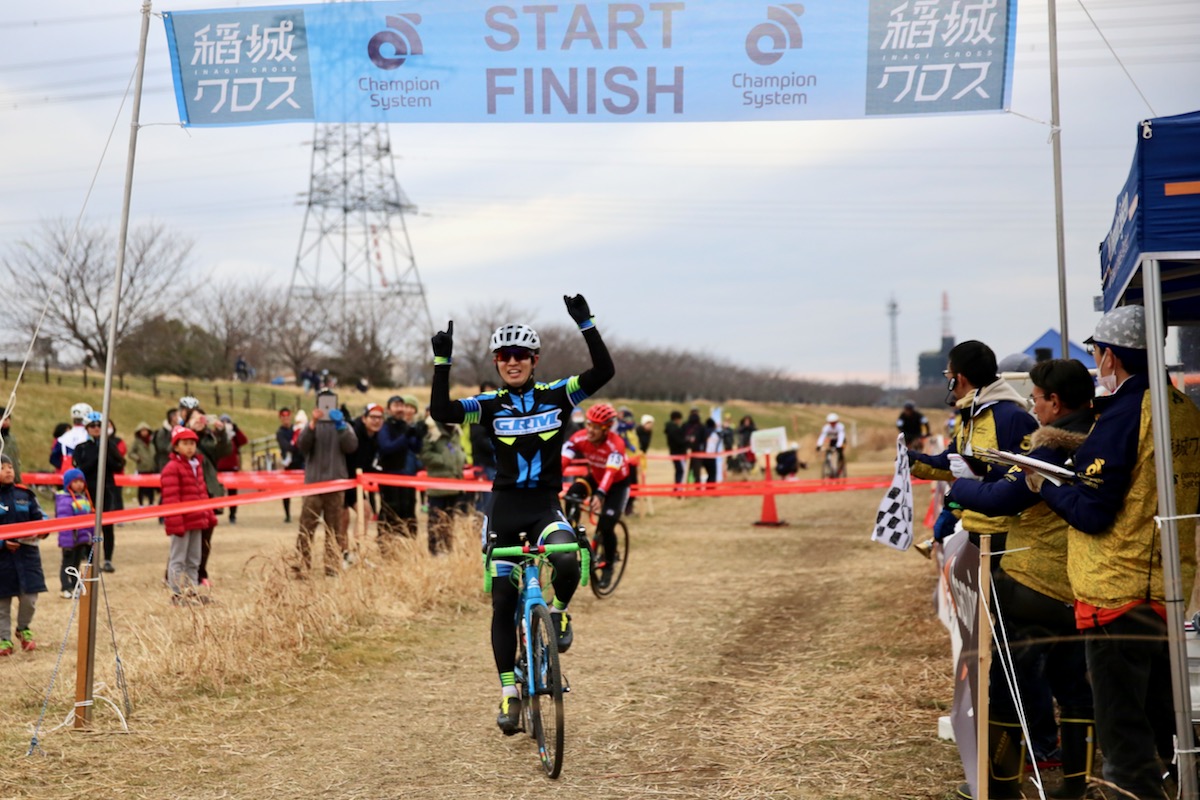 上野悠佑太(TEAM GRM)が安藤光平(SHIDO-WORKS)との一騎打ちを制す