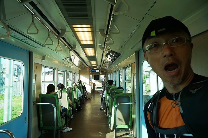その車内がなんとも狭い!こんなおもちゃみたいな(失礼!)鉄道が、今も現役というところに三重県の底知れぬポテンシャルの高さを感じます