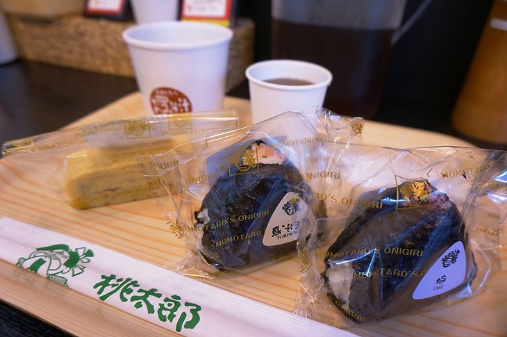 小さなお店ですがイートイン出来るのがありがたい!おにぎりの他種類が多いのもうれしかったです(笑)