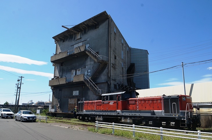 橋を渡った先で機関車を付け替えて貨車の受け渡し作業に取り掛かります!