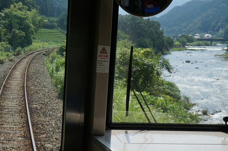 山がかなり近づいてきました!川沿いに走るローカル線風景が素晴らしい♪♪