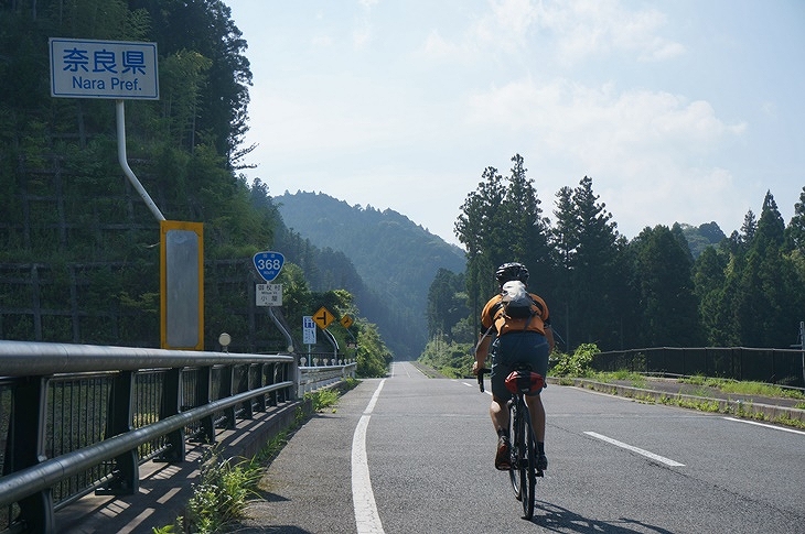 山に向かってひた走って行くと三重県と奈良県の県境が現れました!