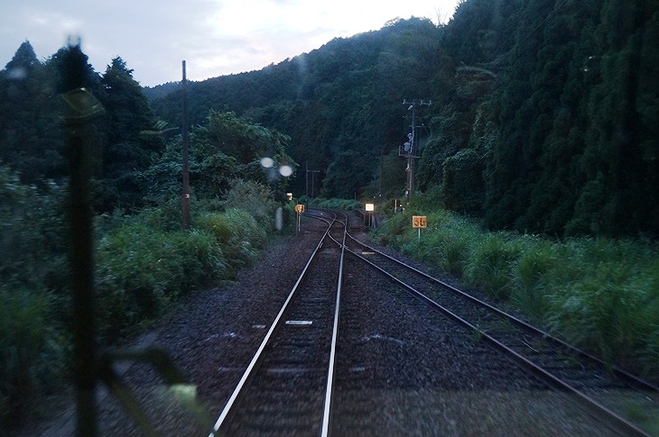 通行禁止のため自転車でたどり着くことは出来なかったので、代わりに列車の中から気になるスポットを確認!