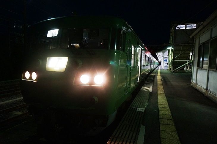 やってきたのは国鉄型車両の名車117系ではないですか!初代