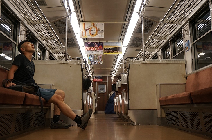他に誰も乗っていない車内でひとり名車の乗り味を堪能中!