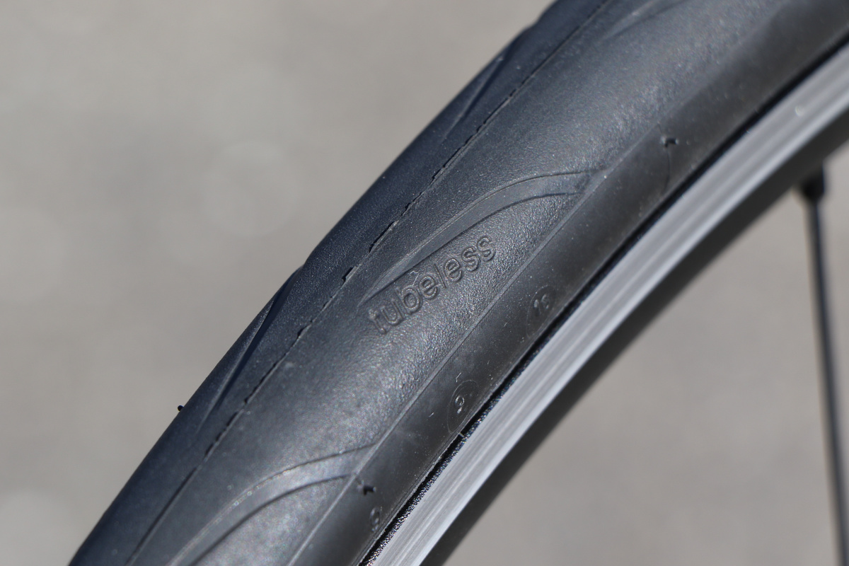 タイヤ表面に”tubeless(チューブレス)”の文字が刻まれる