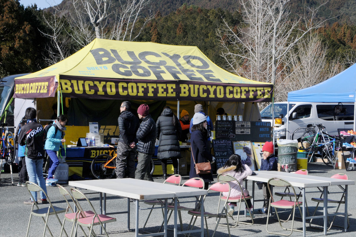 ブチョーコーヒー/CLTのコラボブースは、温かいコーヒーやパスタなどのフードメニューが提供され、大勢の利用者で賑わった