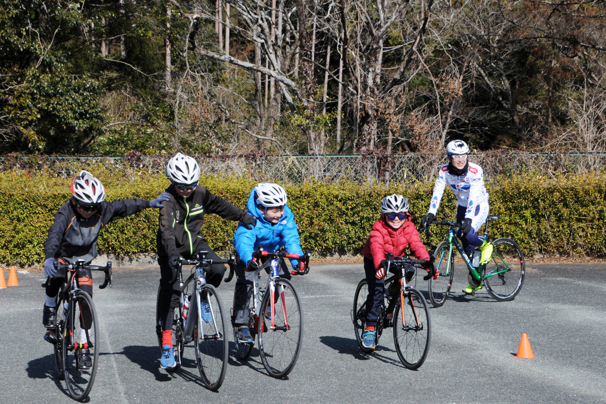 レースの合間にキナンサイクリングチームの選手によるキッズスクールも行われた