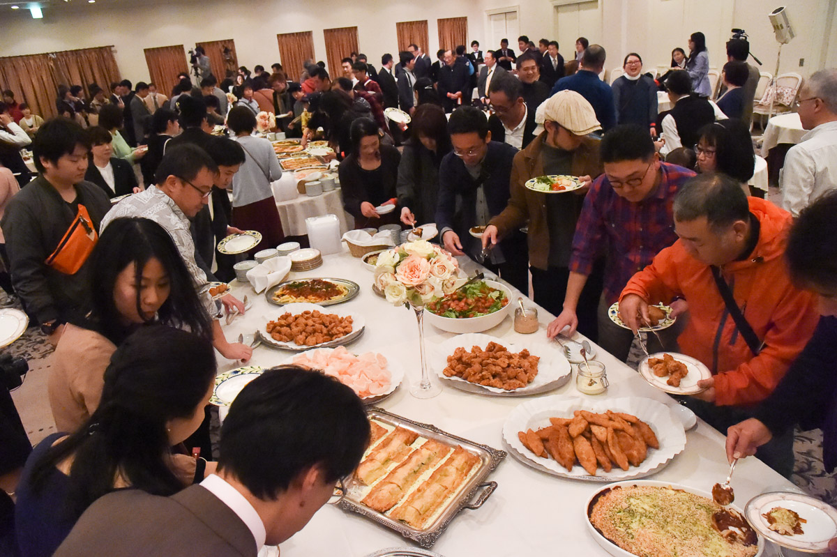 パーティースタート 美味しい料理は次々と参加者の胃袋へ