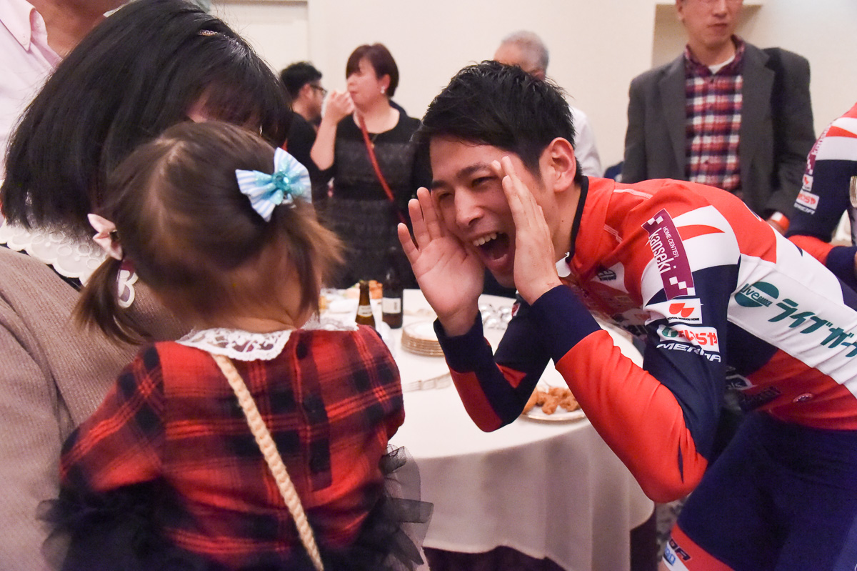 幼子をあやす掘孝明(この後ギャン泣きされる・・・)