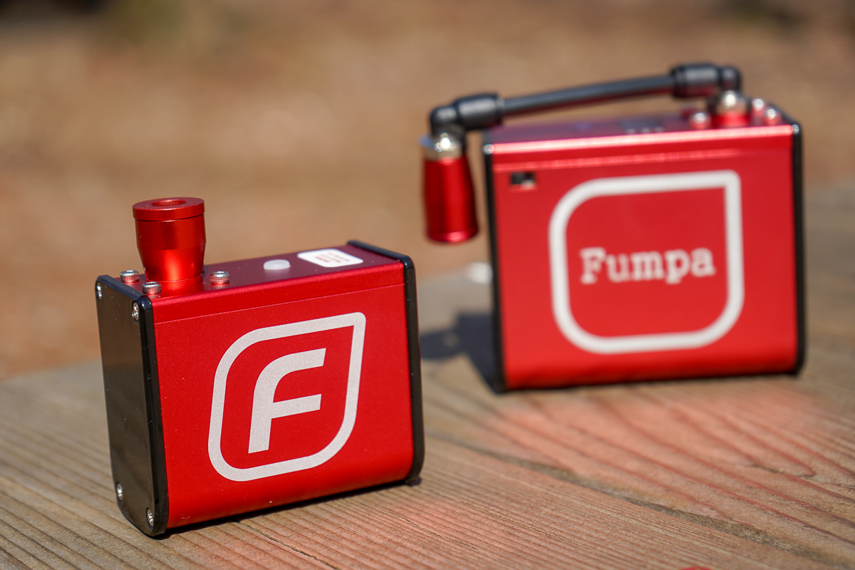 インターバイクのイノベーティブ・アワードに輝いた電動エアポンプ「Mini Fumpa(左)」「Fumpa(右)」