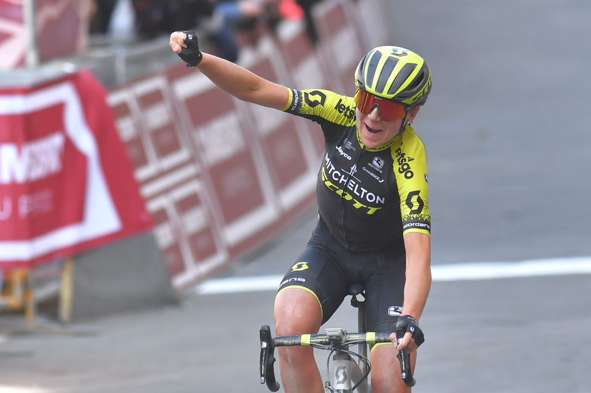 女子レース 独走でフィニッシュしたアネミエク・ファンフルーテン(オランダ、ミッチェルトン・スコット)
