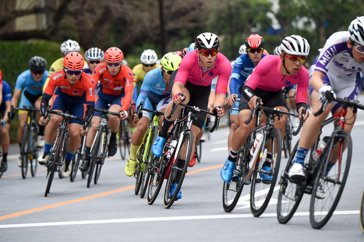 武山晃輔に続き集団中ほどでレースを進める沢田桂太郎(日本大学)
