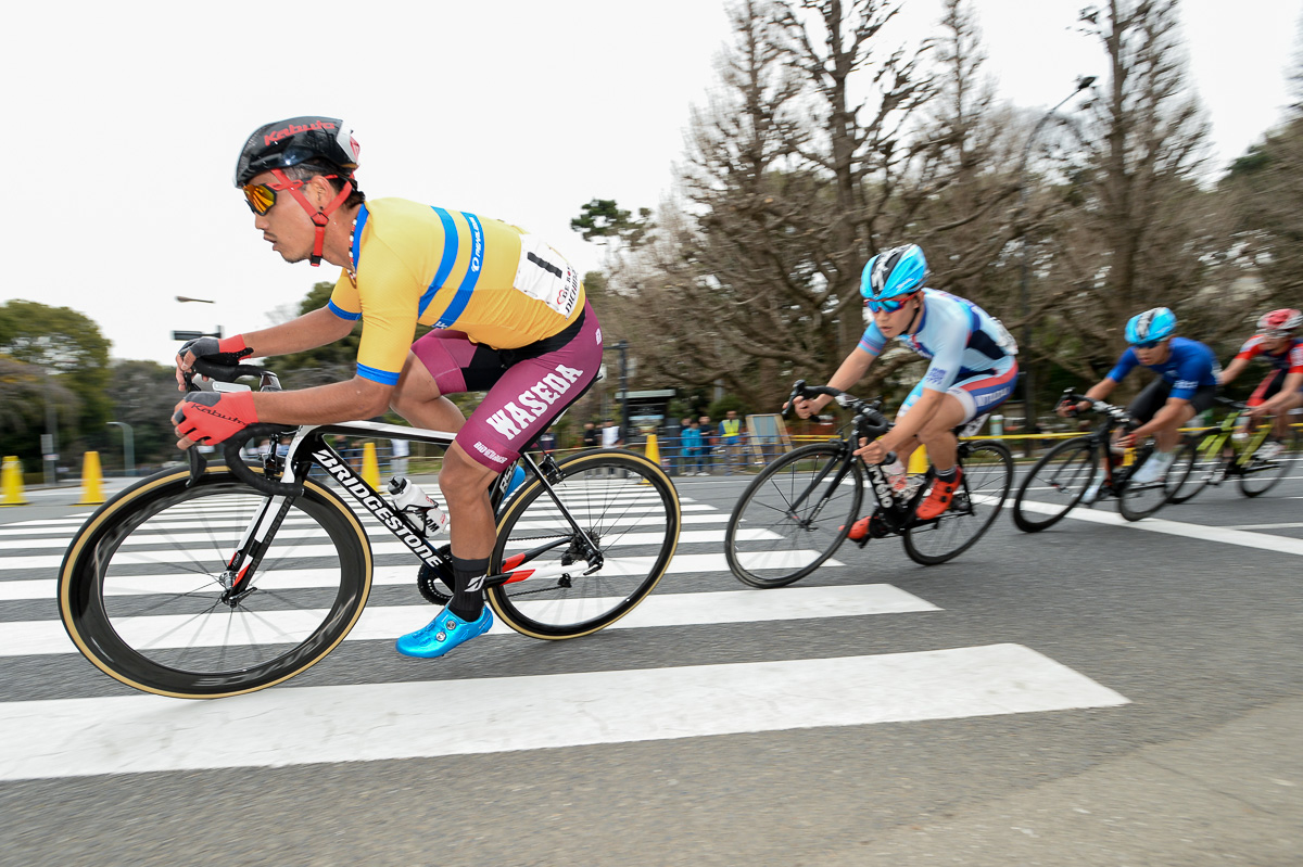 逃げる今村駿介(中央大学)を、孫崎大樹(早稲田大学)を先頭にメイン集団が追走