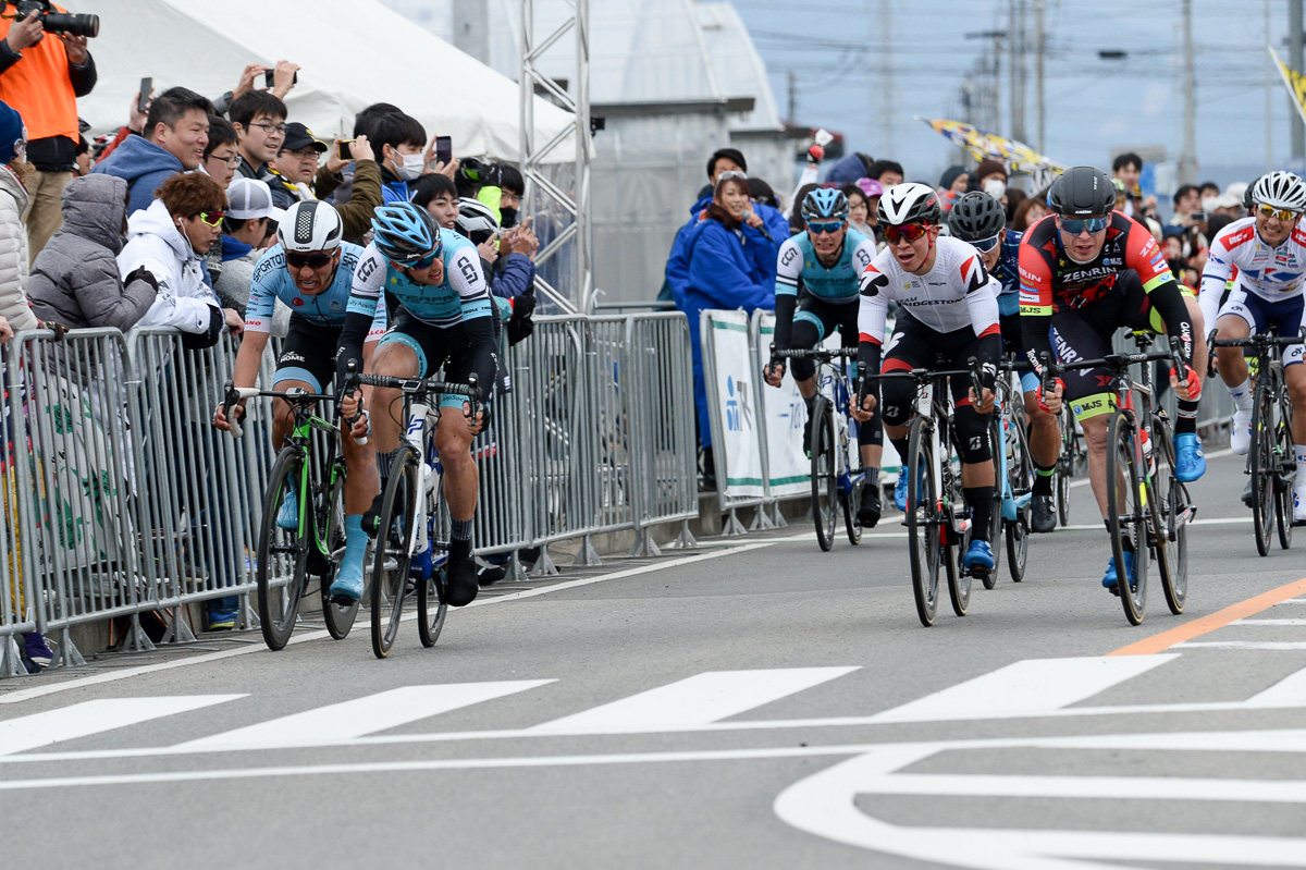 マリス・ボグダノヴィッチ(インタープロサイクリングアカデミー:写真左から2人目)が第2ステージ優勝