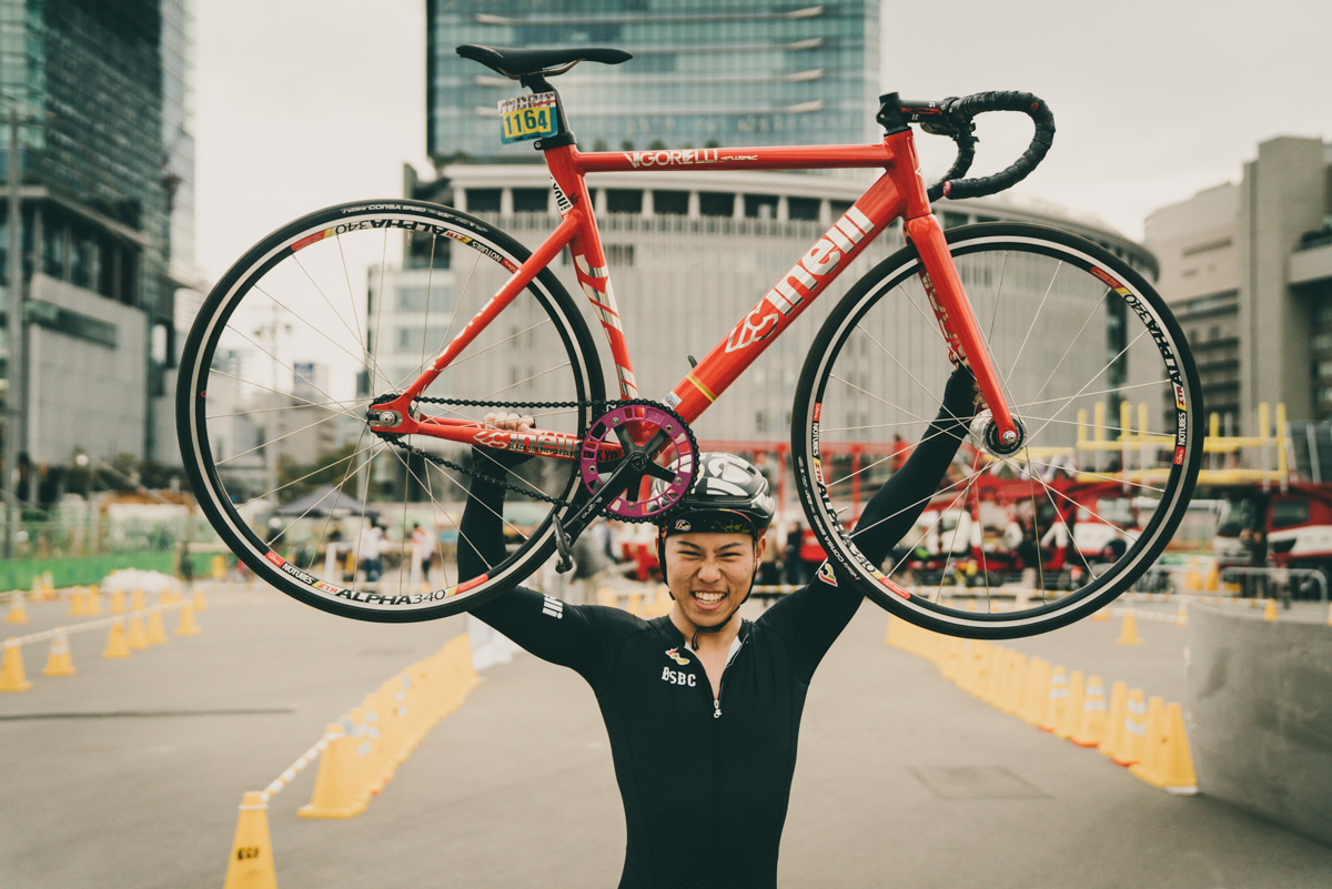 レッドフッククリテのために設計されたチネリVigorelli Sharkで優勝したチャンサダ選手
