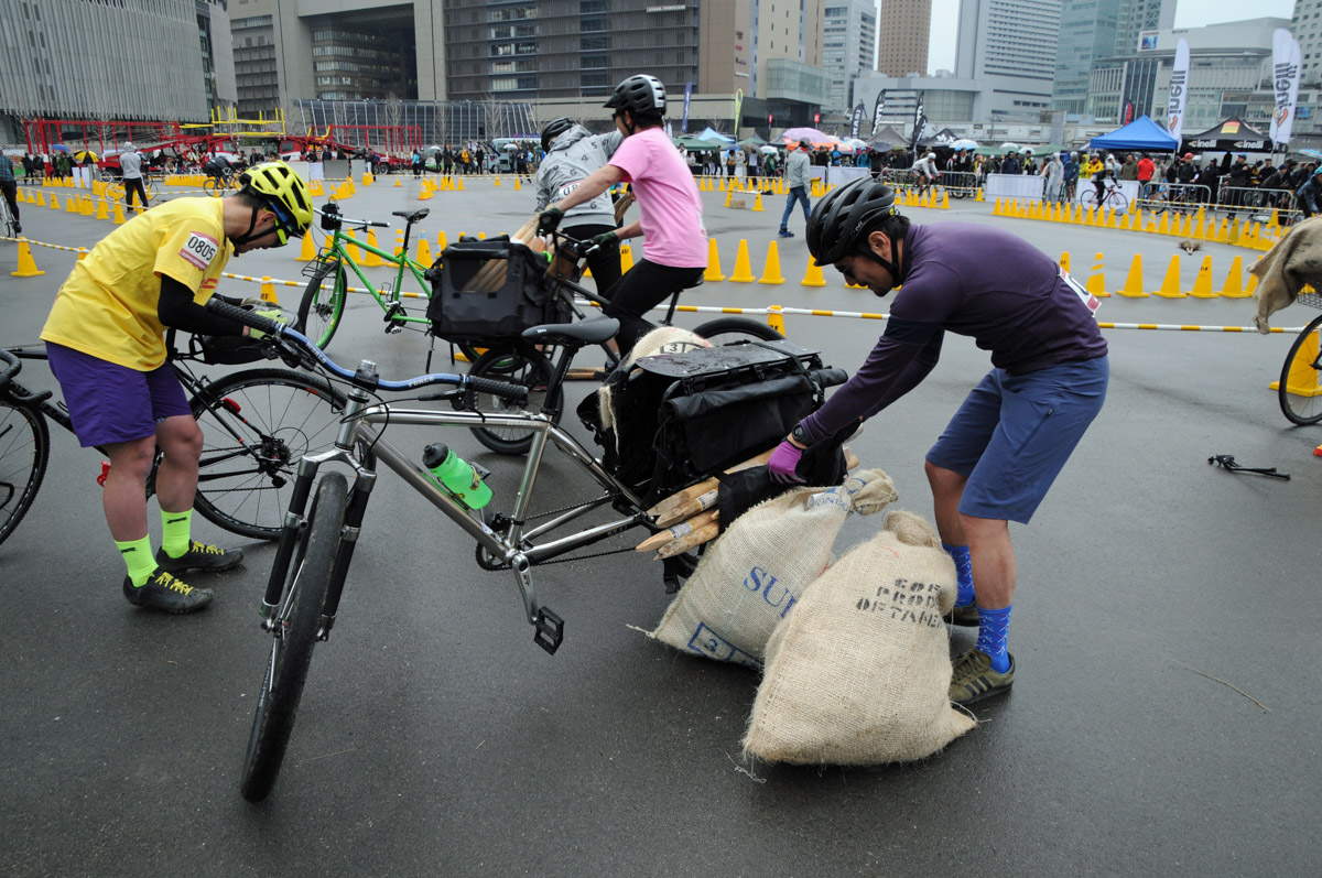 運びにくい大きな荷物をいかにたくさん積むかがカーゴクラス攻略のポイント。とはいえシケインなどの担ぎセクションもあるので、積載量オーバーには気をつけて!