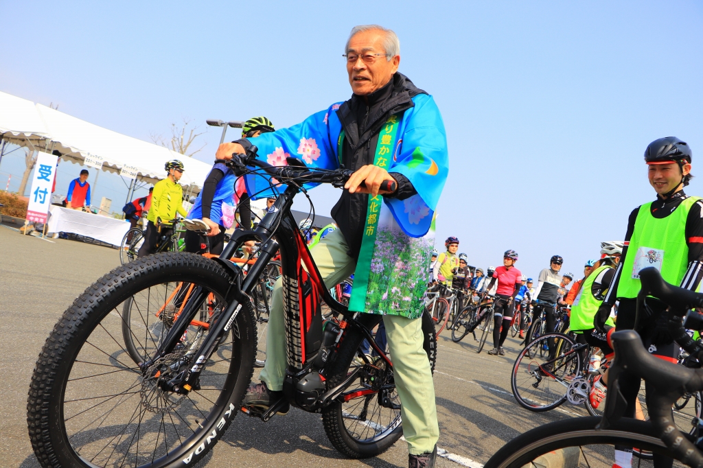 中央市長さんがE-BIKEに試乗! これすごいねーと満面の笑顔でした