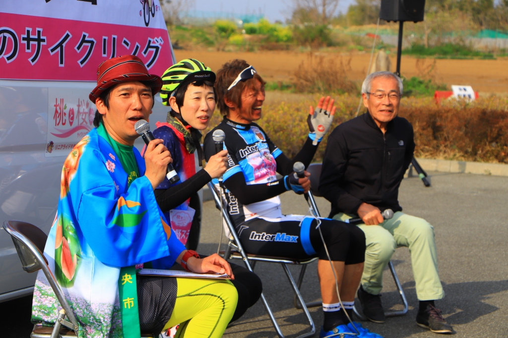 ゲストたちを招いてトークショーが開かれました 芸人さんだけあってさすがのトークがさえわたります