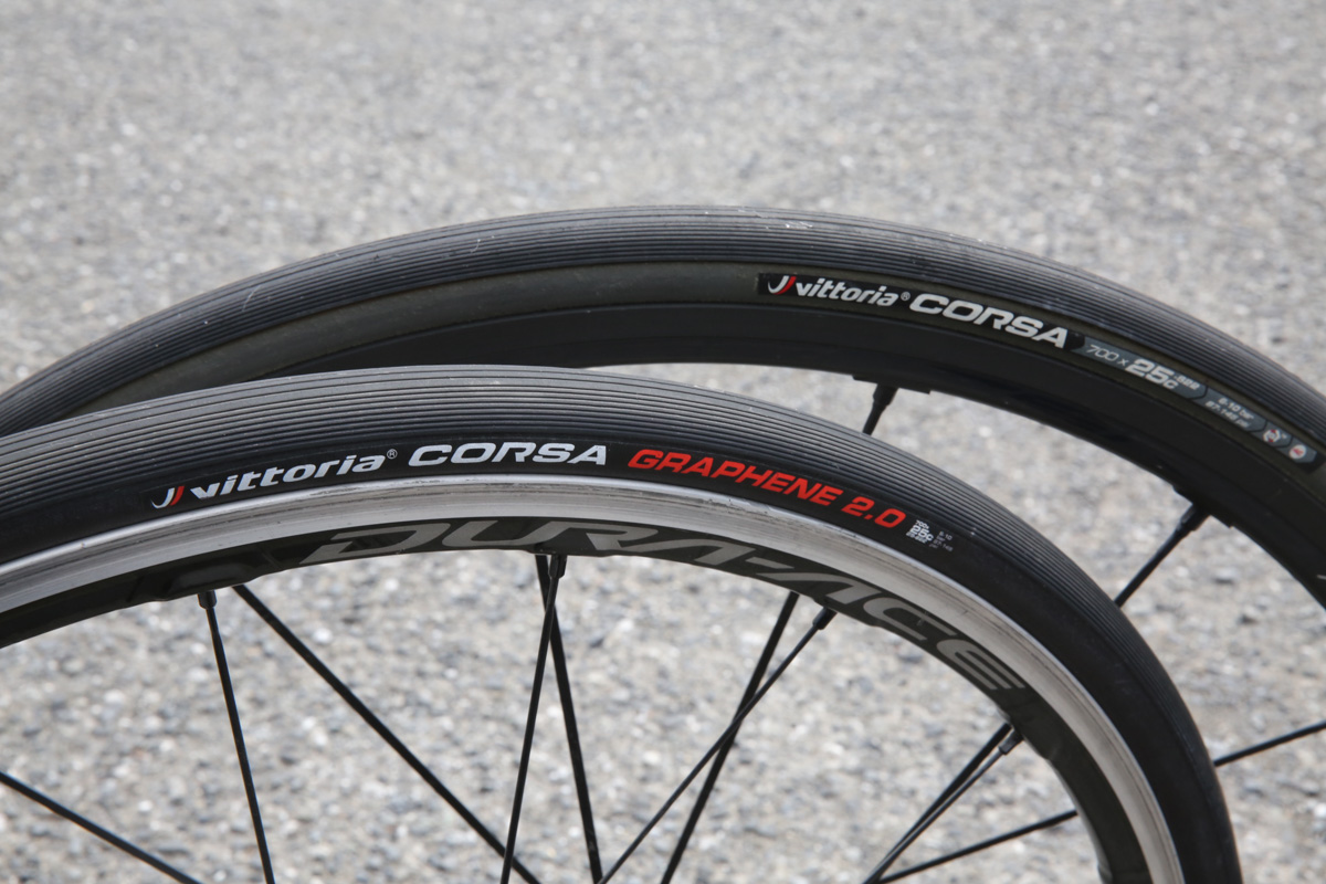 ヴィットリアCORSA 手前が新しいG2.0使用モデル。奥が第1世代の前モデル
