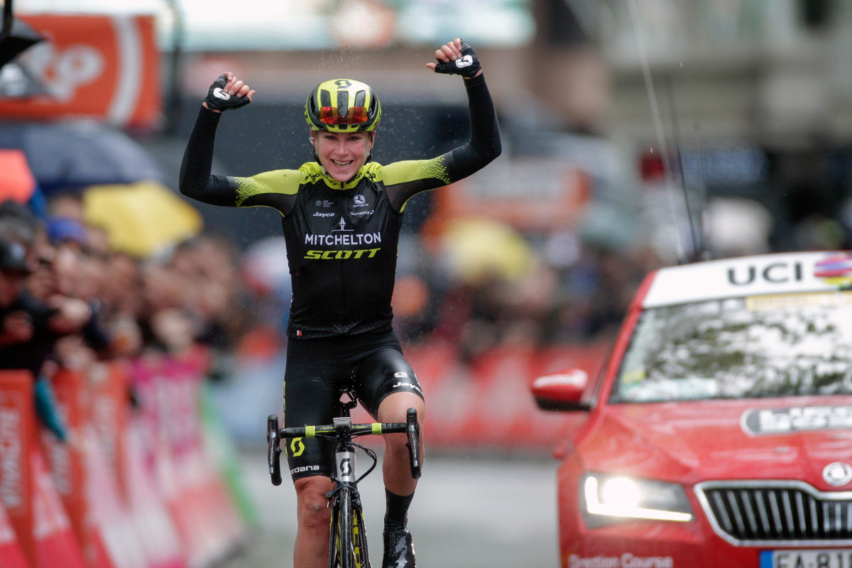 独走勝利を飾ったアネミエク・ファンフルーテン(オランダ、ミッチェルトン・スコット)