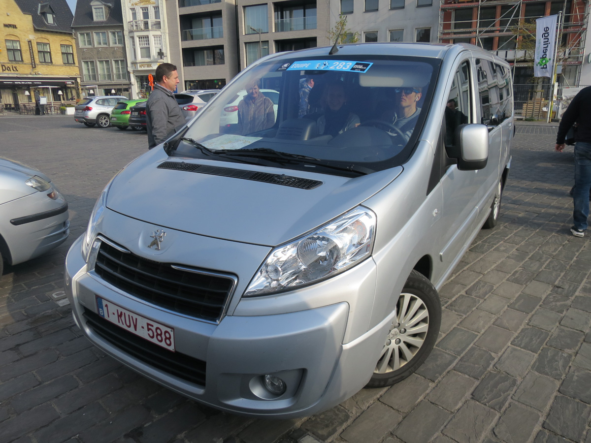 VIPカーなんでしょうか?パリ〜ルーベの公式ナンバー283番の付いた車に乗ります!